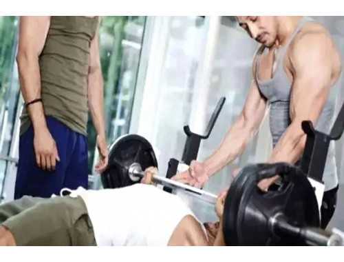  兩個安全高效的腹肌鍛煉動作